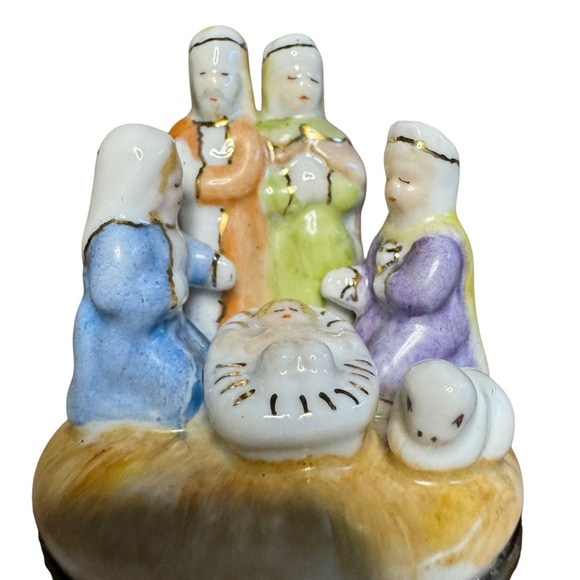 Vintage Christmas manger porcelain trinket box - Picture 2 of 7